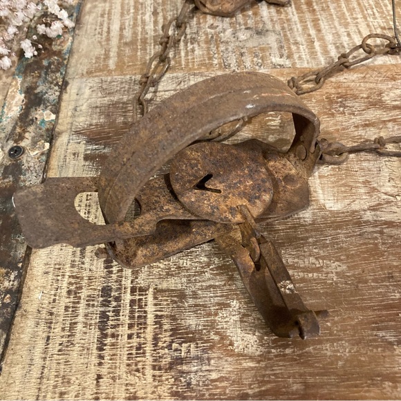 2 Vintage Metal Animal Traps Primitive Rustic Farmhouse Decor Oneida Victor Jump - Picture 7 of 15